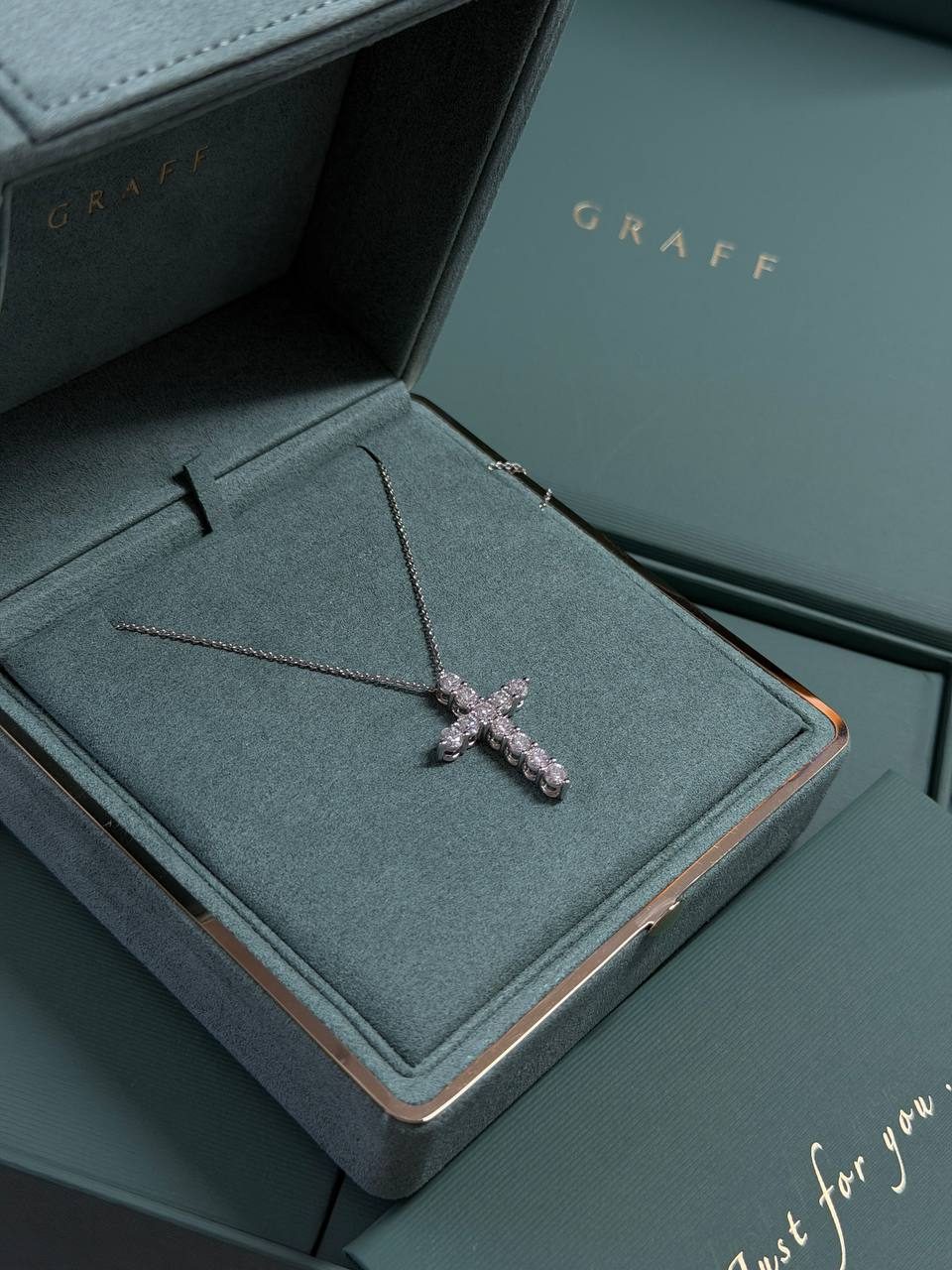 GRAFF ROUND DIAMOND CROSS SMALL PENDANT — фото 1