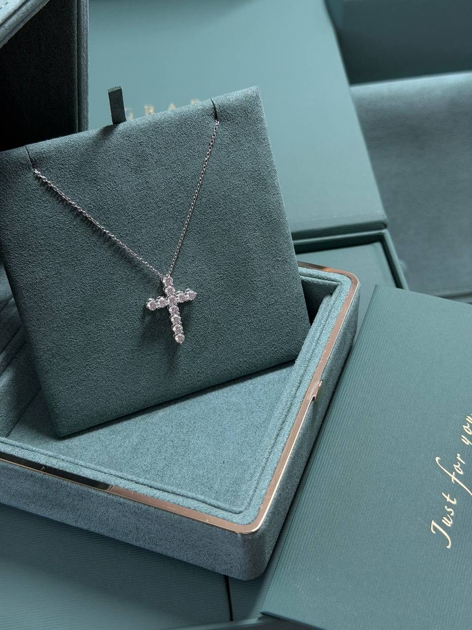 GRAFF ROUND DIAMOND CROSS SMALL PENDANT — фото 2