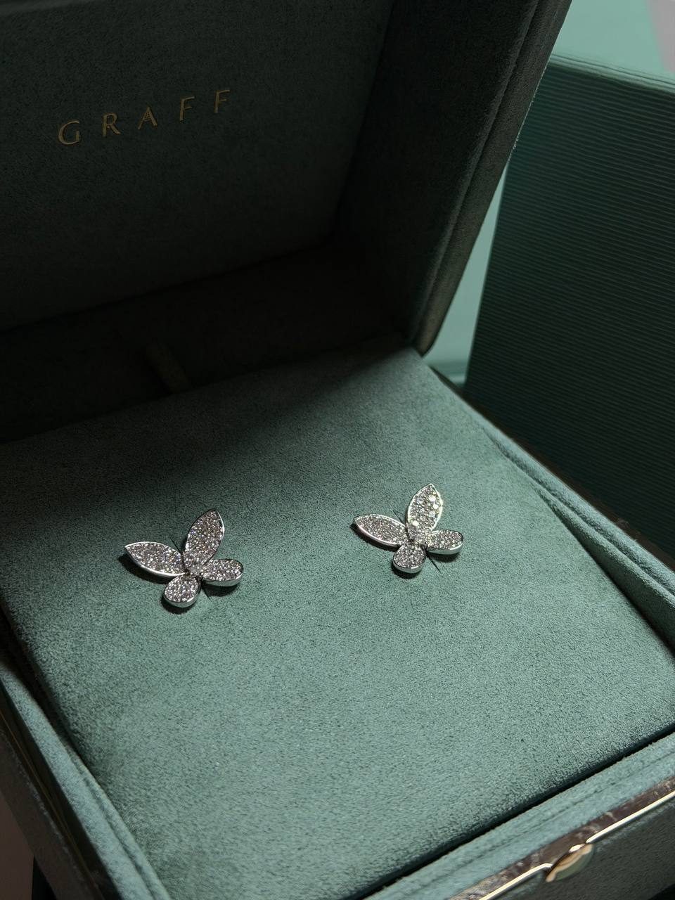 GRAFF PAVÉ BUTTERFLY DIAMOND SMALL STUD EARRINGS — фото 1