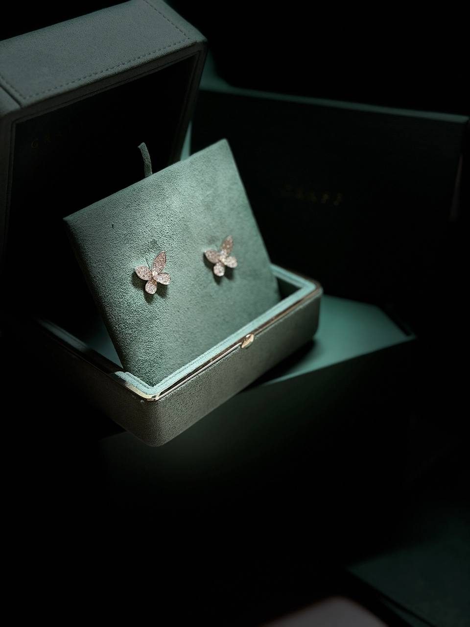 GRAFF PAVÉ BUTTERFLY DIAMOND SMALL STUD EARRINGS — фото 2