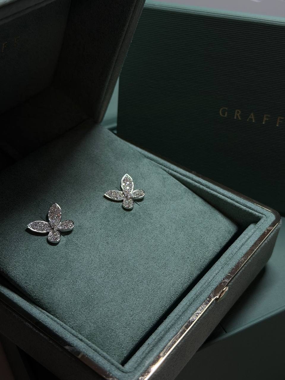 GRAFF PAVÉ BUTTERFLY DIAMOND SMALL STUD EARRINGS — фото 3