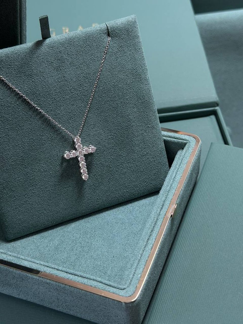 GRAFF ROUND DIAMOND CROSS MEDIUM PENDANT — фото 1