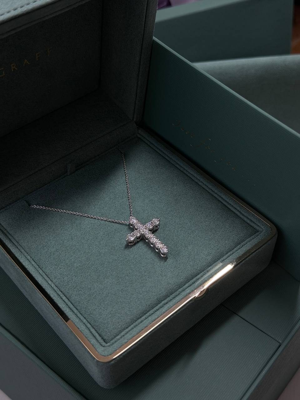 GRAFF ROUND DIAMOND CROSS MEDIUM PENDANT — фото 2