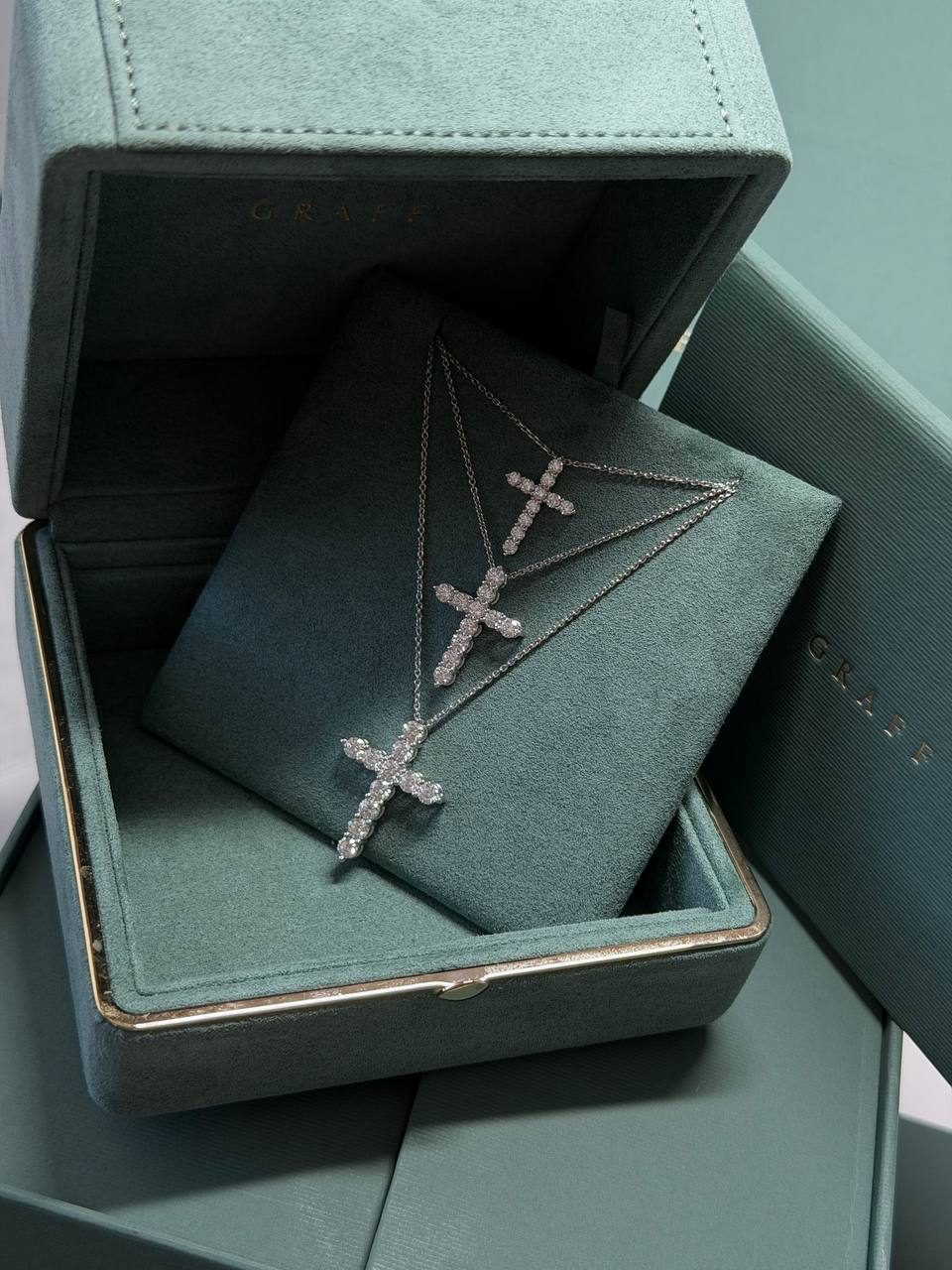 GRAFF ROUND DIAMOND CROSS MEDIUM PENDANT — фото 3