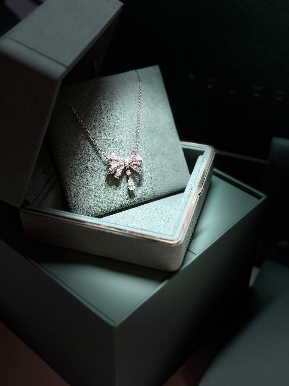 GRAFF TILDA'S BOW CLASSIC DIAMOND DROP PENDANT — фото 1