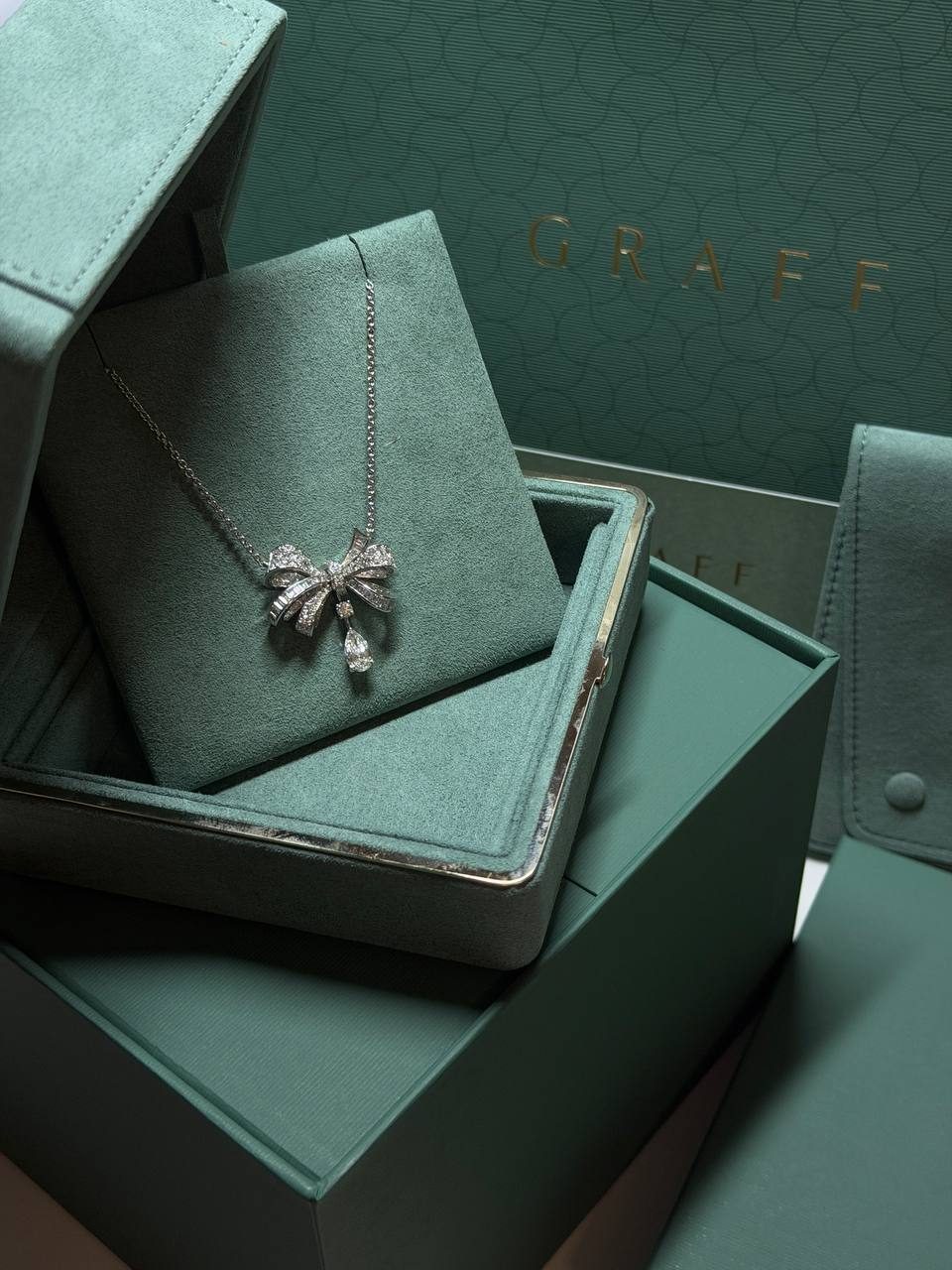 GRAFF TILDA'S BOW CLASSIC DIAMOND DROP PENDANT — фото 2