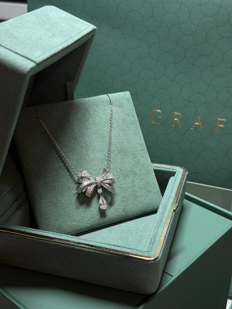 GRAFF TILDA'S BOW CLASSIC DIAMOND DROP PENDANT — фото 3