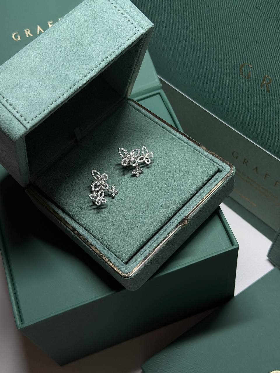 GRAFF TRIPLE BUTTERFLY SILHOUETTE DIAMOND EARRINGS — фото 1