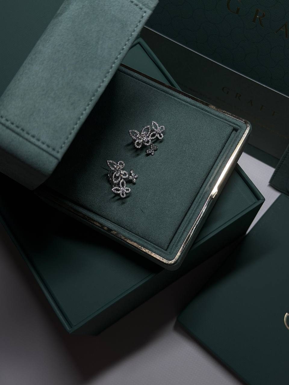 GRAFF TRIPLE BUTTERFLY SILHOUETTE DIAMOND EARRINGS — фото 2