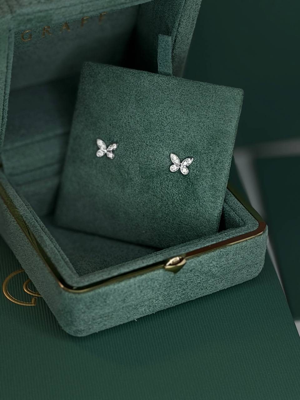 GRAFF PAVÉ BUTTERFLY DIAMOND PETITE STUD EARRINGS — фото 1