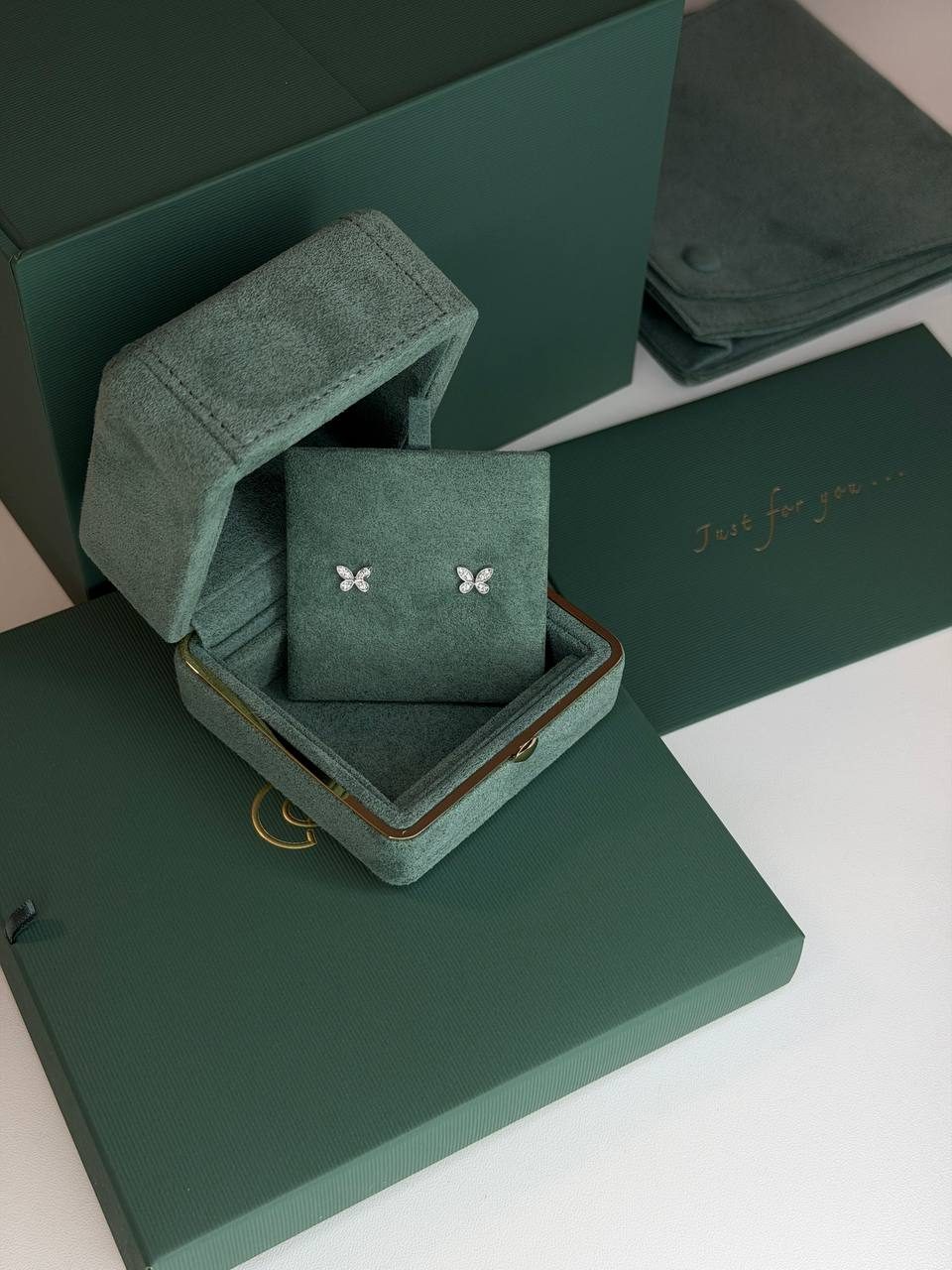 GRAFF PAVÉ BUTTERFLY DIAMOND PETITE STUD EARRINGS — фото 3